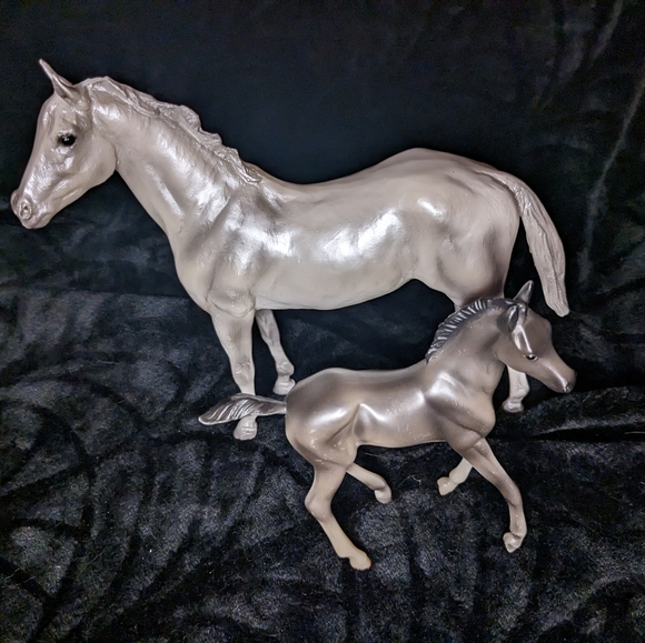 Breyer Classics - Grey Thoroughbred + foal - Picture 1 of 4
